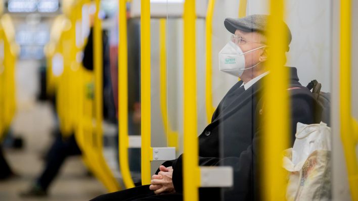 Ein Mann sitzt mit FFP2-Maske in der Berliner U-Bahn (Quelle: dpa/Christoph Soeder)