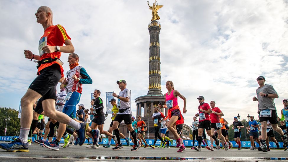Die Läufer der ersten Welle des BMW Berlin Marathon passieren auf der Straße des 17. Juni die Siegessäule. (Quelle: dpa/A. Gora)