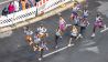 Die Läufer der ersten Welle starten auf der Straße des 17. Juni zum BMW Berlin Marathon. (Quelle: dpa/A. Gora)