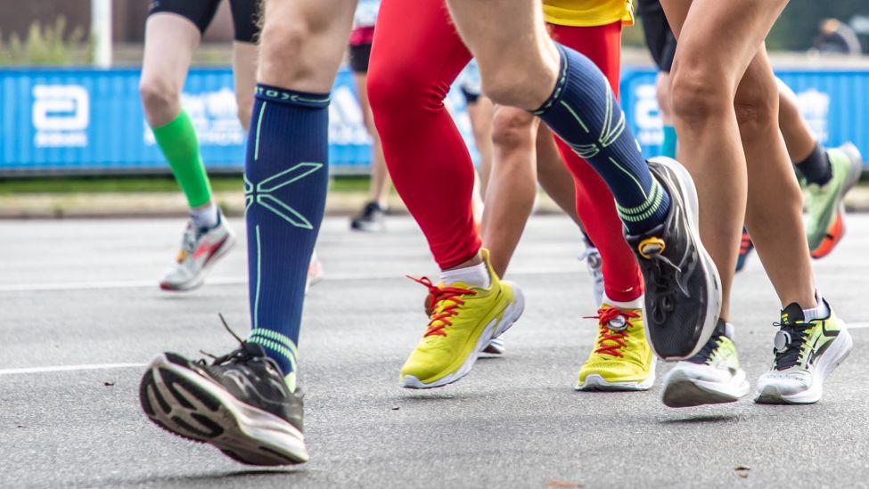 Die Läufer der ersten Welle des BMW Berlin Marathon passieren auf der Straße des 17. Juni die Siegessäule. Schuhe einiger Teilnehmers rollen auf dem Asphalt ab. (Quelle: dpa/A. Gora)