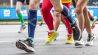 Die Läufer der ersten Welle des BMW Berlin Marathon passieren auf der Straße des 17. Juni die Siegessäule. Schuhe einiger Teilnehmers rollen auf dem Asphalt ab. (Quelle: dpa/A. Gora)