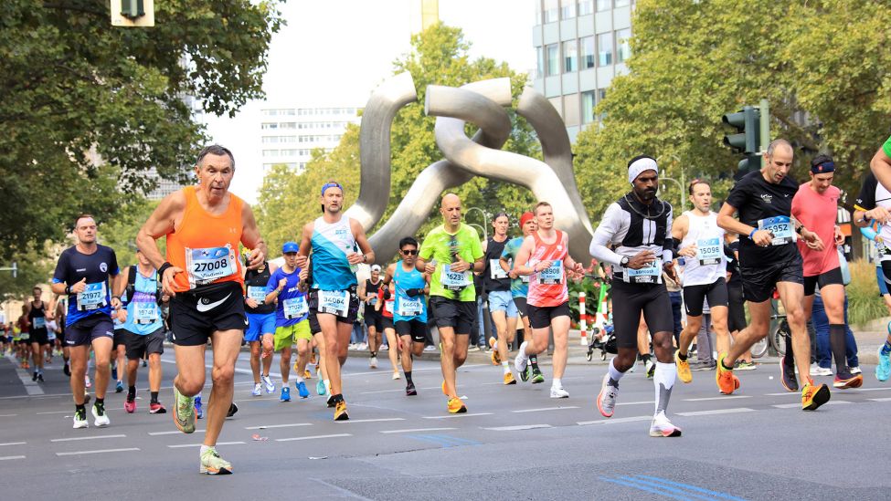 Läufer*innen beim Berlin-Marathon auf der Tauentzienstrasse. (Quelle: imago images/J. Engler)