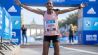 Tigist Assefa aus Äthiopien jubelt, nachdem sie beim BMW Berlin Marathon nach 2:15:37 Stunden als erste Frau durchs Ziel lief. (Quelle: dpa/A. Gora)
