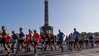Archivbild: Läufer*innen beim Berlin Marathon im September 2021. (Quelle: dpa/L. Leutner)