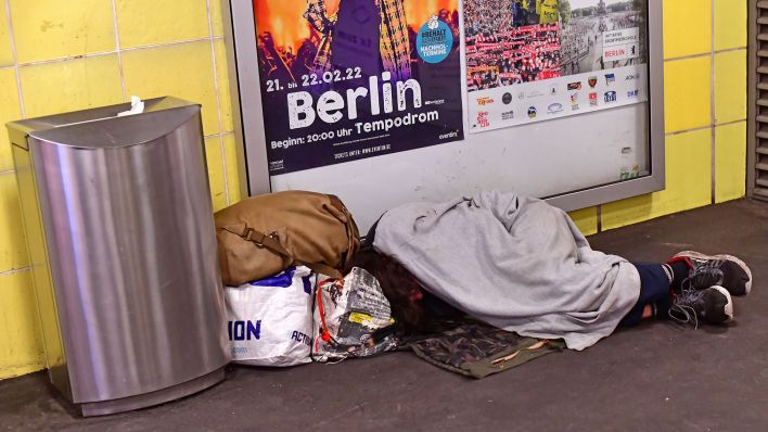 Archivbild: Schlafender Obdachloser neben einer Mülltonne morgens im Bahnhof Tempelhof. (Quelle: dpa/M. Tödt)