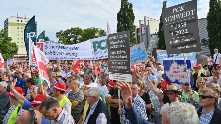 Archivbild: Viele Menschen nehmen an der Demonstration des Bürgerbündnisses «Zukunft Schwedt» auf dem Platz der Befreiung teil. (Quelle: dpa/P. Pleul)