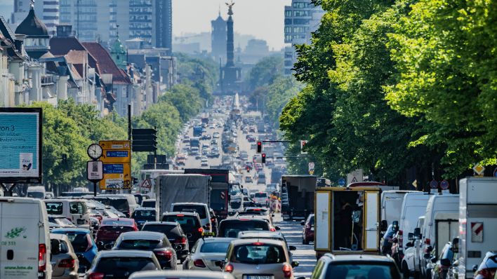 Symbolbild: Autos, LKW und Lieferfahrzeuge fahren auf dem Kaiserdamm in der Hauptstadt stadteinwärts. (Quelle: dpa/M. Kappeler)