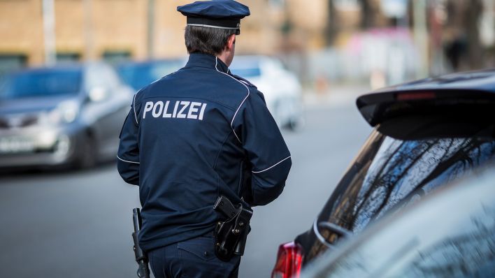Symbolbild: Ein Polizeibeamter der Berliner Polizei im Dienst. (Quelle: dpa/F. Gaertner)