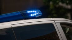Ein Blaulicht leuchtet auf dem Dach eines Polizeifahrzeugs. (Quelle: Drofitsch/Eibner/dpa)