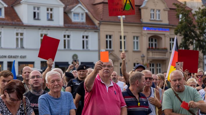 Archivbild: Bürger*innen demonstrieren im August 2022 gegen die Politik der Bundesregierung. (Quelle: imago images/C. Ender)