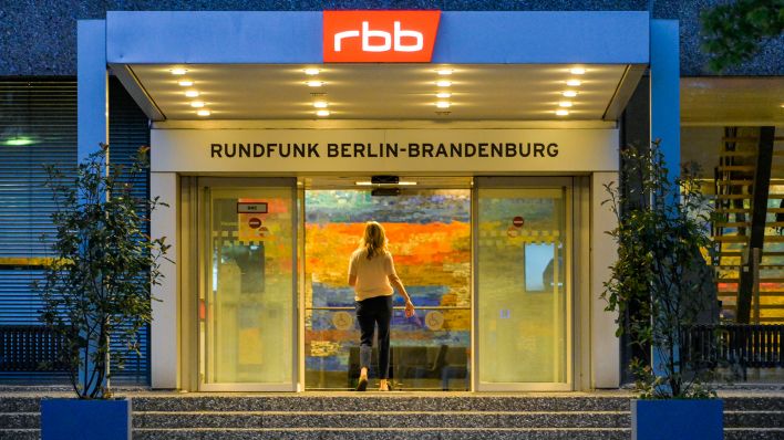Eine Frau geht in den Eingang des rbb in Berlin (Quelle: imageBROKER/Schoening)