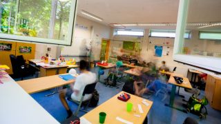 Schüler einer gemischten Klasse der Stufen 4-6 sitzen an der Fritz-Karsen-Schule im Berliner Ortsteil Britz im Klassenzimmer. (Quelle: dpa/Christoph Soeder)