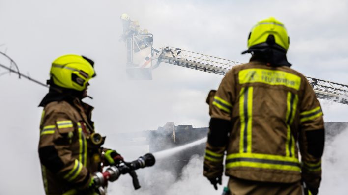 Symbolbild: Feuerwehrleute in Staaken im Einsatz. (Quelle: dpa/C. Soeder)