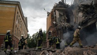 Archivbild: Rettungskräfte arbeiten an einem Gebäude, dass durch Beschuss des russischen Militärs schwer beschädigt wurde. (Quelle: dpa/L. Correa)