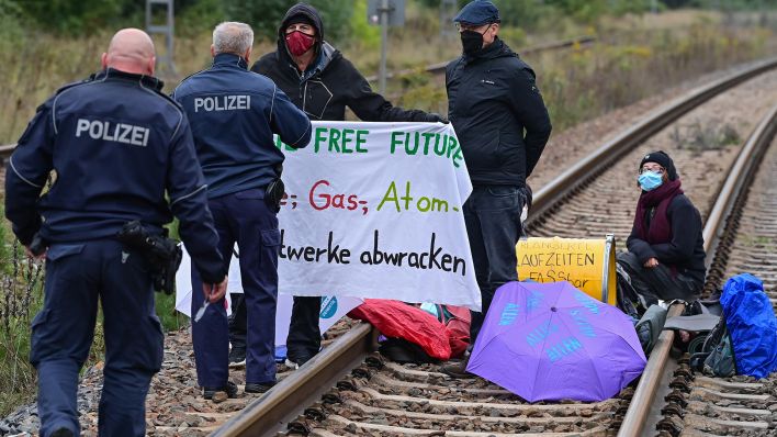 Klimaaktivisten blockieren eine Gleisverbindung für den Transport von Braunkohle zum Kraftwerk Jänschwalde (Quelle: dpa/Patrick Pleul)
