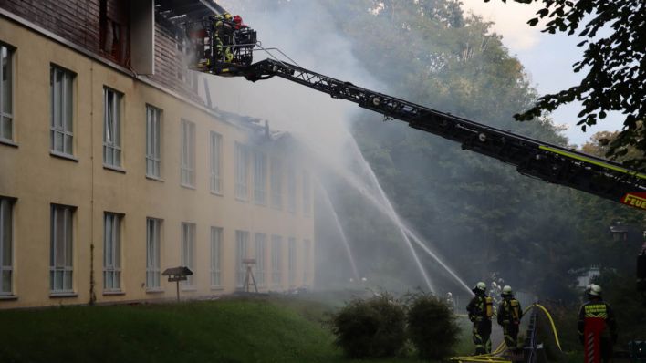 Hohen Neuendorf: Die Feuerwehr löscht einen Brand im Seniorenheim. (Bild: dpa-news/TNN/Philipp Neumann)