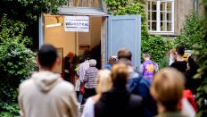Wähler warten am 26.9.21 auf ihre Stimmenabgabe in Berlin (Bild: dpa-news/Hauke-Christian Dittrich)