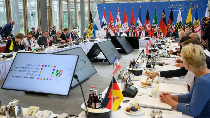 Die Regierungschefs der Länder treffen sich zur Ministerpräsidentenkonferenz (MPK) in der NRW-Landesvertretung. (Quelle: dpa/B. Jutrczenka)