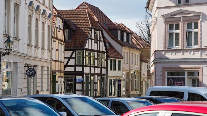 Sanierte Wohn- und Geschäftshäuser stehen an der Wittenberger Straße in Perleberg. (Quelle: dpa/Sören Stache)
