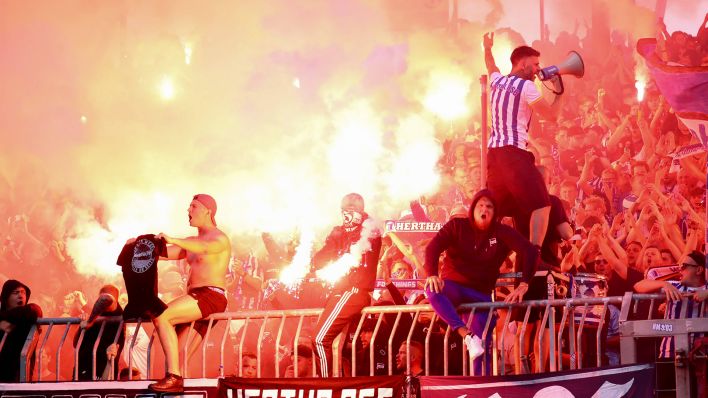 Hertha-Fans zünden Pyrotechnik (Quelle: IMAGO / Jan Huebner)