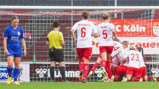 Köln-Spielerinnen jubeln nach Tor (Quelle: IMAGO / Sports Press Photo)
