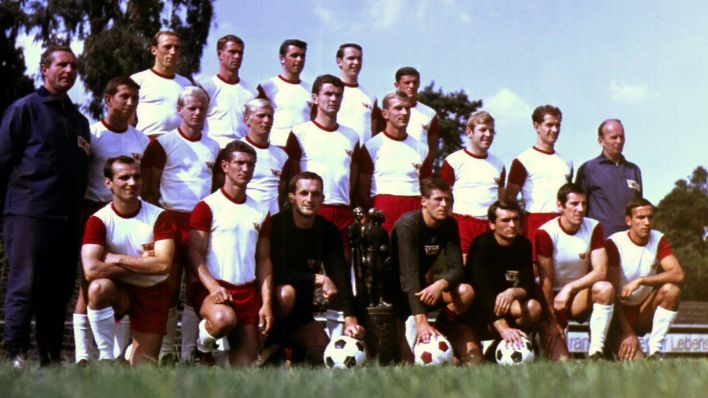 Die Mannschaft des 1. FC Union im Jahr 1968 mit dem FDGB-Pokal. / imago images/Werner Schulze