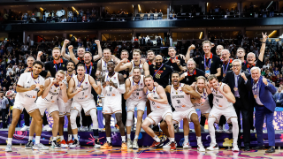 Die deutsche Basketball-Nationalmannschaft jubelt über den Gewinn der Bronzemedaille bei der EM. Quelle: imago images/Newspix