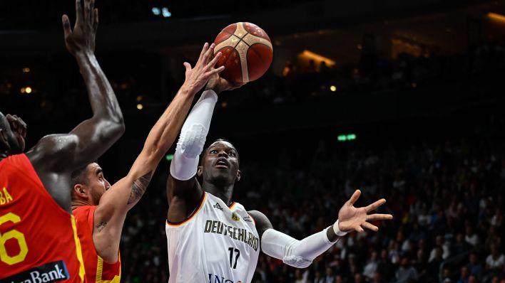 Im Halbfinale der Basketball-EM spielt Dennis Schröder (Deutschland) den Ball gegen Spanien. (Quelle: imago-images/kolbert-press)