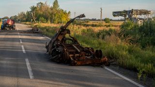 Zerstörte Fahrzeuge stehen in der Region Charkiw auf einer Straße. (Quelle: imago-images/David Ryder)