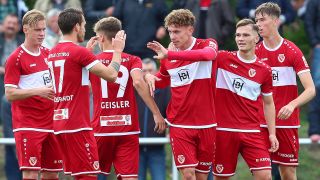 Die Spieler des FC Energie Cottbus jubeln bei ihrem Sieg im Landespokal in Stahnsdorf (imago images/Jan Huebner)