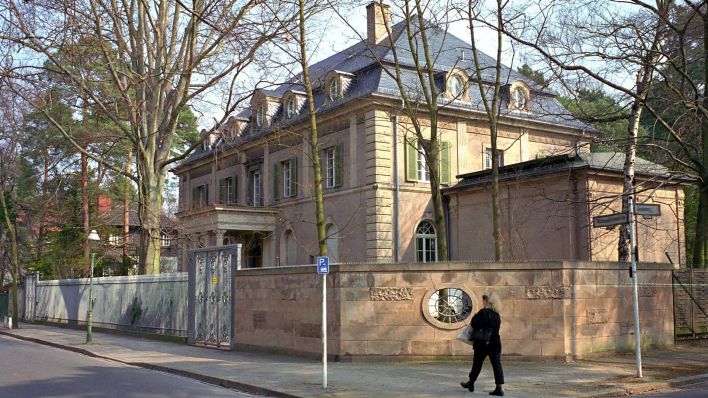 Archivbild: In der Villa in Berlin-Grunewald wurde 1976 das erste Frauenhaus der Bundesrepublik gegründet. (Quelle: imago-images/Jürgen Ritter)