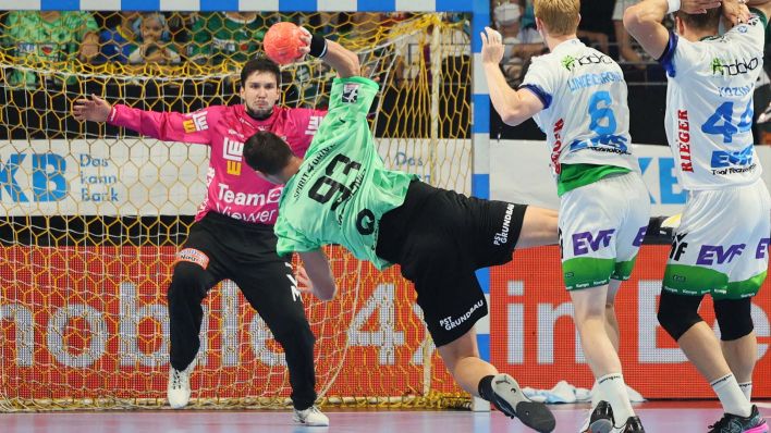 Handballspieler Mijajlo Marsenic von den Füchsen Berlin wirft im Sprung aufs Göppinger Tor. (Quelle: imago/Lächler)