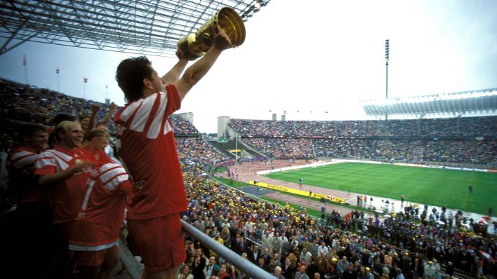 Der Leverkusener Franco Foda präsentiert dem Berliner Olympiastadion 1993 stolz den gewonnen DFB-Pokal (imago images/Camera 4)