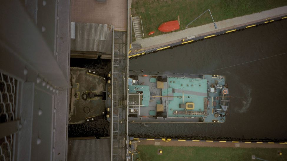 Archivbild: Schiff fährt am 25.08.2000 in den Trog des Schiffshebewerks Niederfinow ein. (Quelle: IMAGO/Werner Schulze)