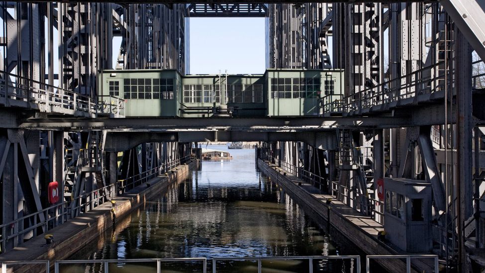 Blick durch die Stahlfachwerkkonstruktion auf den Trog des Schiffshebewerk in Richtung Unterhafen, 01.04.2009 (Quelle: IMAGO/Jürgen Heinrich)