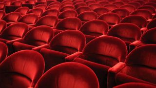 Symbolbild: Leere Sitzreihen in einem Theater (Quelle: IMAGO/Frank Sorge)