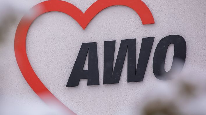 Symbolbild: Logo und Schriftzug der AWO an einer Hauswand (Quelle: imago/Fotostand)