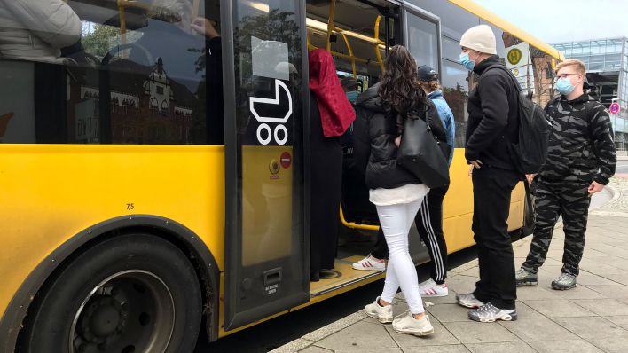 Symbolbild: Fahrgäste eines BVG-Busses (Quelle: imago/Sabine Brose)