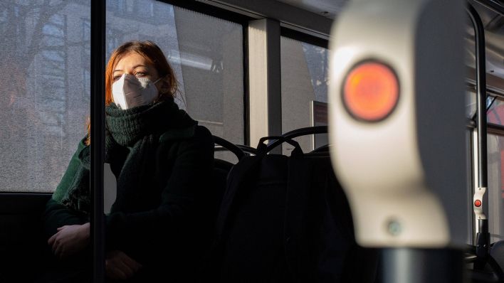 Symbolbild: Eine Frau trägt eine FFP2-Maske im Bus (Quelle: IMAGO / MiS)