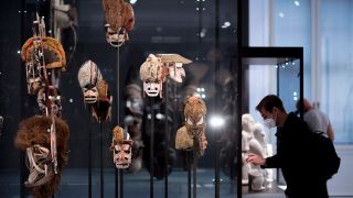 Symboldbild: Vitrine mit Masken und Holzfiguren im Ethnologischen Museum (Quelle: imago/Stefan Boness)