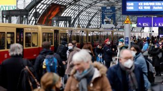 Symbolbild: Züge und Passagiere im Berliner Hauptbahnhof (Quelle: imago/Christoph Hardt)