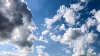 Symbolbild: Wolken sind vor blauem Himmel und bei Sonnenschein zu sehen (Quelle: IMAGO/Silas Stein)