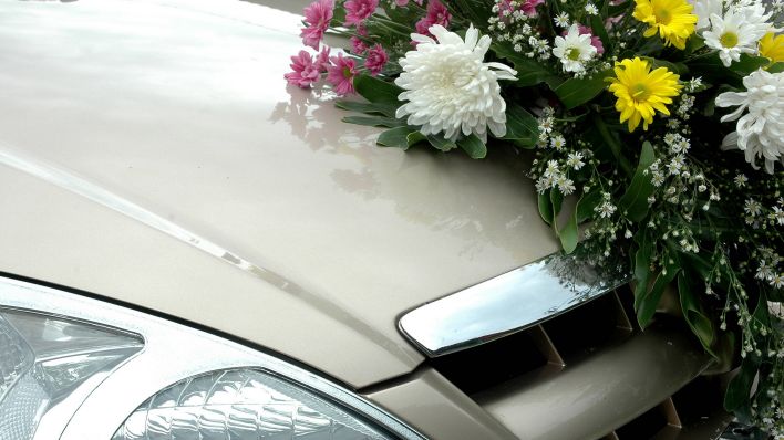 Symbolbild: Ein weißes Hochzeitsauto (Quelle: IMAGO/YAY Images)