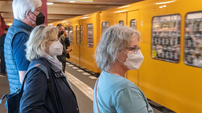 Symbolbild: Die Fahrgäste im U-Bahnhof (Quelle: IMAGO/Wolfgang Maria Weber)