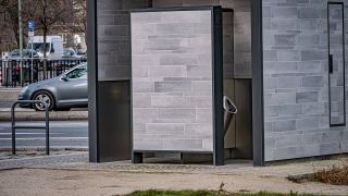 Eine öffentlichen Toilette der Firma Wall in Berlin (Quelle: IMAGO/Jürgen Ritter)