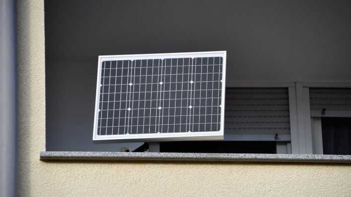 Solaranlage auf einem Balkon (Quelle: imago/joergsutter)
