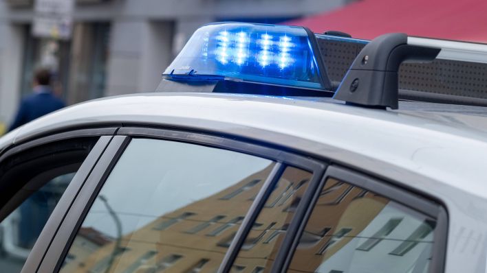 Symbolbild: Blaulicht auf einem Polizeifahrzeug (Quelle: IMAGO/Seeliger)