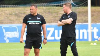 Pal Dardai und Andreas Neuendorf am Rande eines Hertha-Trainings (Imago/Matthias Koch)