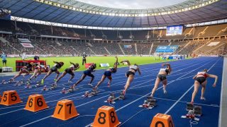 Der Start des 100m-Laufs der Frauen beim ISTAF 2021 im Berliner Olympiastadion (imago images/camera4+)