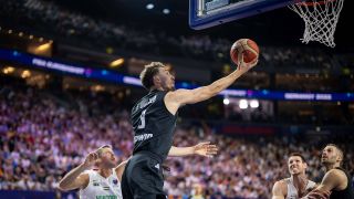 Basketball-Nationalspieler Franz Wagner geht beim EM-Spiel gegen Ungarn zum Korbleger (imago images/camera4+)